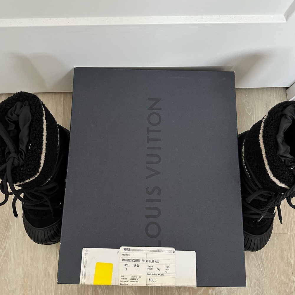 Louis Vuitton Monogram Shearling Snow Boots - Picture 9 of 10